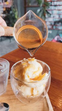 Cam kasede dondurma var.