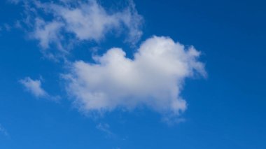 Mavi gökyüzünde beyaz bulutlar, arkaplan