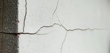 Çatlaklı hasarlı beton duvar