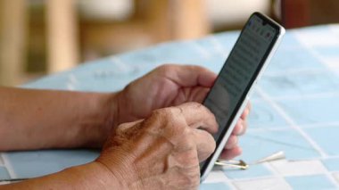 Akıllı telefon kullanan bir kadın.