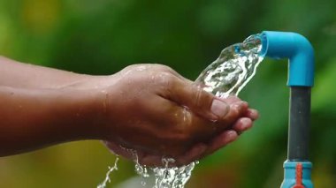 Mavi sıvıyı su musluğuyla yıkamak.