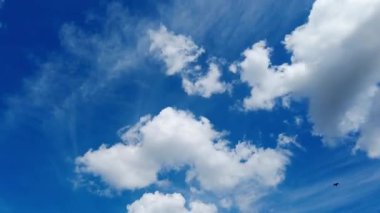 Bulutlu mavi gökyüzü