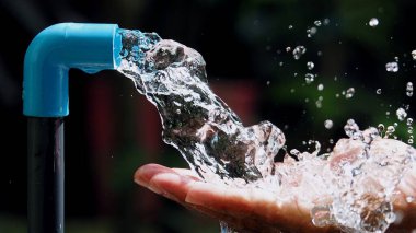 Su damlası olan bir el