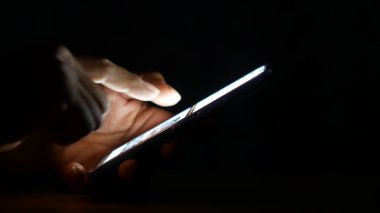 Gece akıllı telefon kullanan adama yaklaş.
