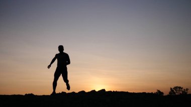 Sahilde bir adamın silueti.