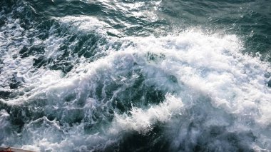 Beyaz köpükle çarpan okyanus dalgalarının çarpıcı görüntüsü doğanın gücünü ve güzelliğini gözler önüne seriyor..