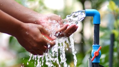 Kadın eli su musluğuyla