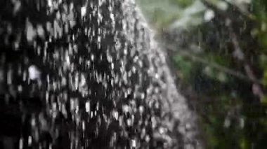 Pencereye yağmur damlaları