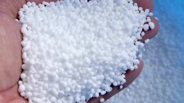 Evi dekore etmek için beyaz boncuklar.