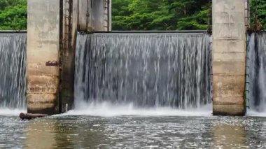 Suya su barajı ve elektrik şebekesi