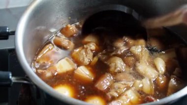 Lezzetli Asya yemeklerinin yakın görüntüsü