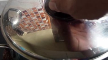 Tavada yumurta pişirmek.