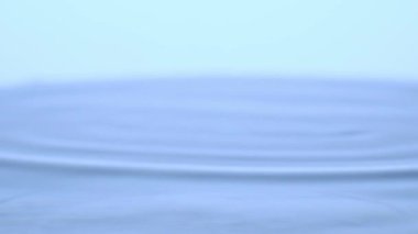 Mavi arkaplanda su damlası