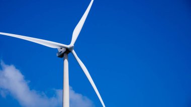 Rüzgar türbini gökyüzüne karşı.