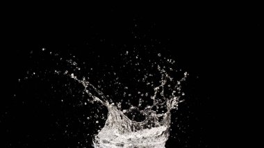 Siyah arkaplanda su sıçratma