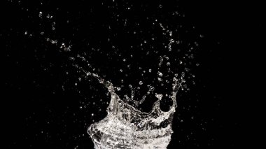 Siyah bir arkaplanda su sıçrayan kapağı