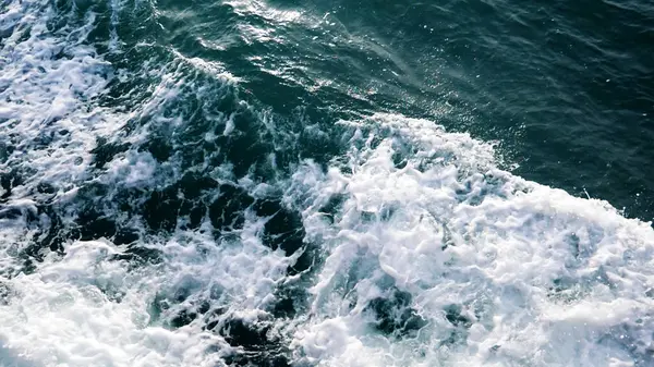 Dalgalar ve köpükler denizlerde.