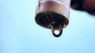 su damlası kadar yakın