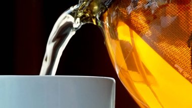 Ahşap bir masanın arka planında ballı bir fincan sıcak çay