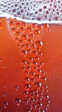 köpüklü kırmızı bira