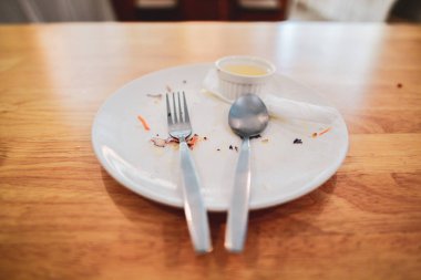 plaka üzerinde ahşap tablo