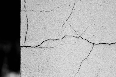 Çatlak duvar arkaplanı. Beyaz ve siyah boya yüzeyi. Yüzeydeki çatlaklar.