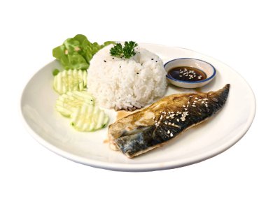 Bir tabak ızgara uskumru. Buharda pilav, salatalık, marul ve soya sosuyla servis ediliyor. Susam tohumlarıyla süslenmiş..