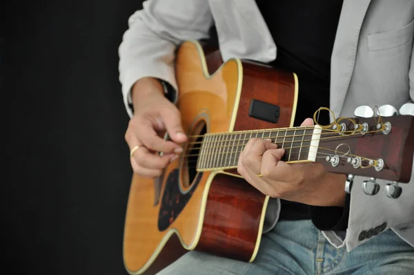 Kytarista Hrající Akustickou Kytaru Černém Pozadí Selektivní Zaměření — Stock fotografie