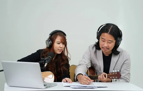 Asiático Duo Artistas Compor Melodias Canção Estúdio Homem Com Guitarra — Fotografia de Stock