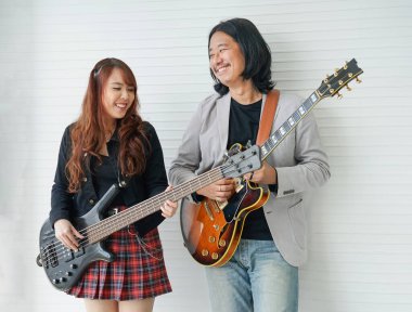 Akademi stüdyosunda iki neşeli sanatçının portresi, müzisyen yaşam tarzı konsepti, müzik eğitimi akademisi                         