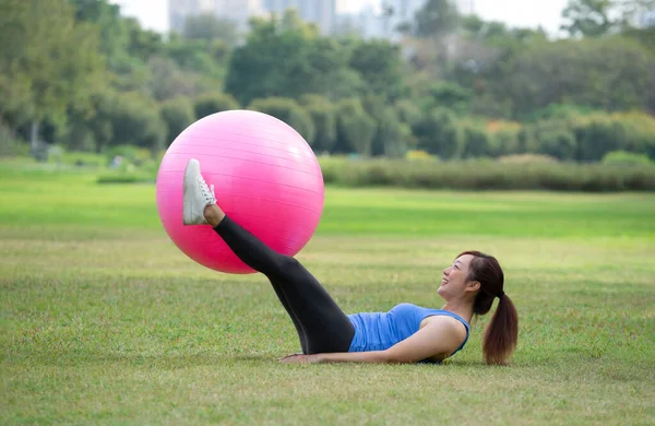Jovem Asiático Mulher Fazendo Exercício Pernas Com Ginásio Bola Geen — Fotografia de Stock