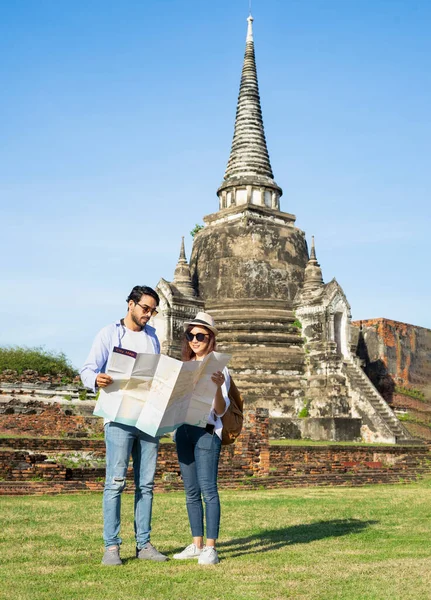 Paar Toeristen Zoek Naar Een Kaart Tijdens Een Bezoek Aan — Stockfoto