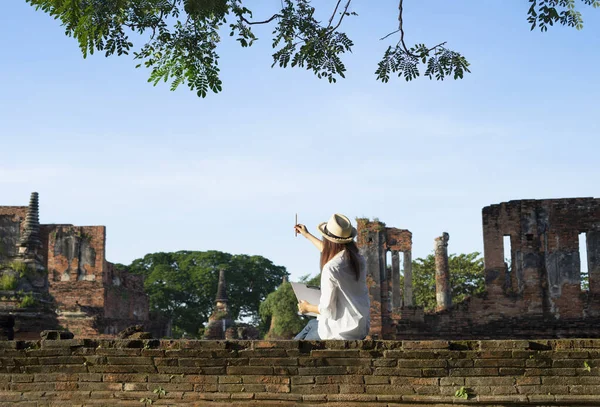 Terug Uitzicht Aantrekkelijke Jonge Vrouwelijke Kunstenaar Met Schets Oude Tempel — Stockfoto