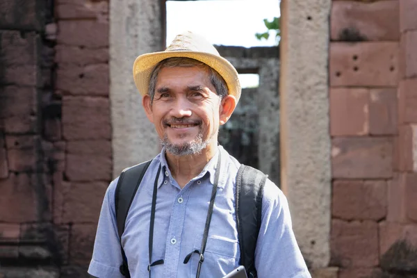 Portret Aziatische Senior Man Reist Archeologische Site — Stockfoto