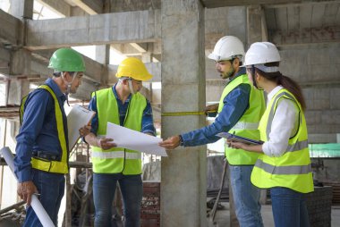 İnşaat mühendisleri beton sütunu ölçüyorlar. Yeni bir binanın standardı, yapısal denetim konsepti, inşaat denetimi.