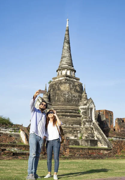 Jong Stel Toerist Met Selfie Tijdens Een Bezoek Aan Wat — Stockfoto