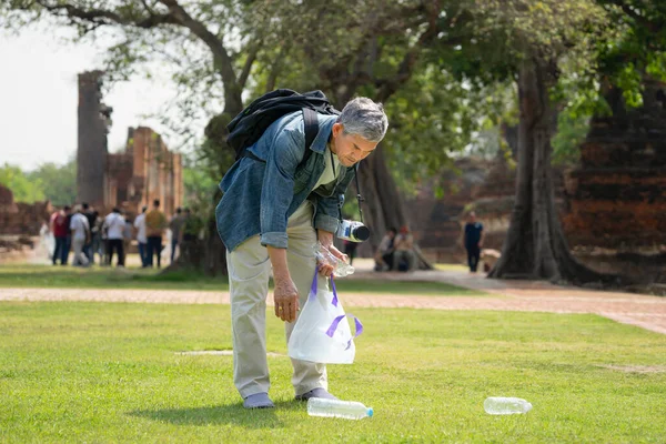 Senioren Mannelijke Toerist Pikken Plastic Flessen Het Gras Achtergelaten Door — Stockfoto