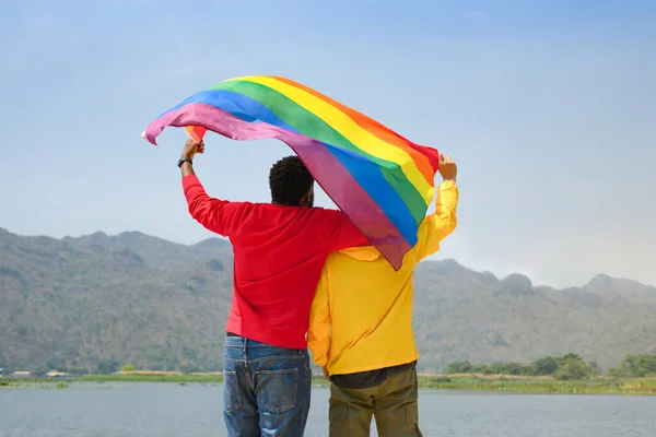 Romántica Pareja Gay Vistiendo Ropa Colorida Pie Lado Lado Sosteniendo — Foto de Stock