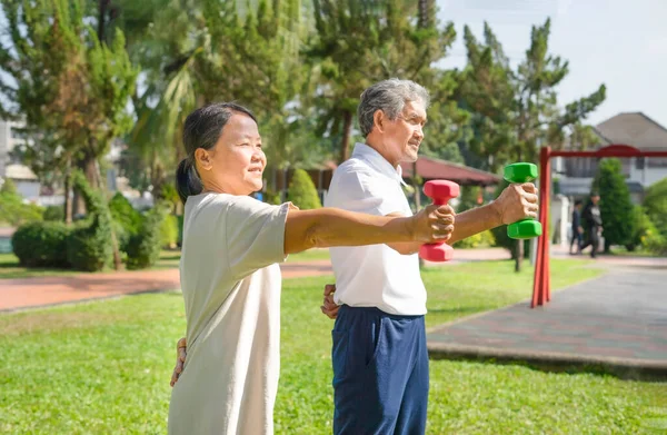 Asiatique Couple Personnes Âgées Faire Exercice Avec Haltère Dans Parc — Photo