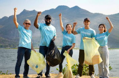 Güçlü gönüllü hayır işleri için el ele tutuşan gönüllüler, çeşitli gönüllülerden oluşan bir grup kumsalları temizlemek, çöp toplamak, Dünya Günü için ayrı atık toplamak için bir araya geliyor. 