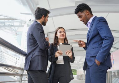 Takım elbiseli iş adamları ofis dışında toplanıyor, iş kadını tablet bilgisayar kullanıyor iş adamlarıyla tartışıyor, danışmanlık yapıyor, iş adamı kavramı, yaşam tarzı, çalışma