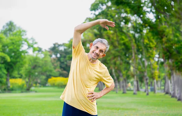 Homem Idoso Saudável Com Cabelos Grisalhos Fitness Alongamento Antes Treino — Fotografia de Stock