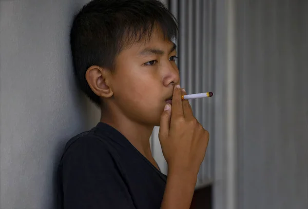 Dünner Teenager Asiatischer Junge Von Rauchersucht Depressionen Und Denken Beim — Stockfoto