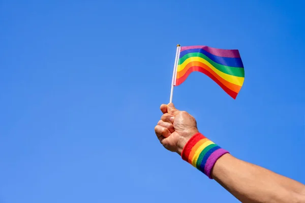 Pessoas Mão Segurando Lgbt Colorido Arco Íris Gay Bandeira Fundo — Fotografia de Stock