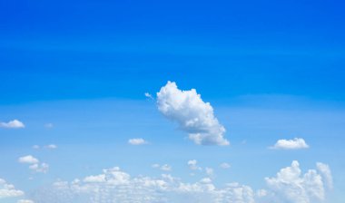 Arka planı açık mavi gökyüzü olan güzel pofuduk beyaz bulutlar