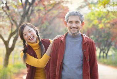 Gri saçlı yaşlı bir adam babası ve genç bir kız çocuğu birlikte boş zaman geçiriyorlar, sonbaharda kırsal bölgelerde keşfe çıkıyorlar, aile hayatı kavramı, aile sevgisi, seyahat.