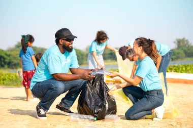 Çeşitli gönüllülerden oluşan bir grup, kumsal temizleme, çöp toplama, küresel ısınma sorunu kavramı, atıkların çevre üzerindeki etkisini azaltmak ve gezegeni kurtarmak için bir araya geliyor.