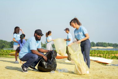 Çeşitli gönüllülerden oluşan bir grup, kumsal temizleme, çöp toplama, küresel ısınma sorunu kavramı, atıkların çevre üzerindeki etkisini azaltmak ve gezegeni kurtarmak için bir araya geliyor.