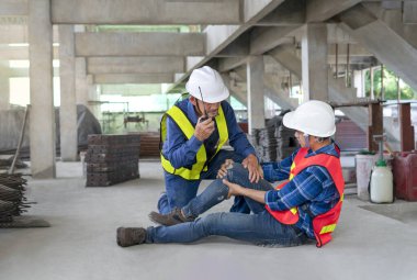 Bir işçinin bacakları olay yerinde yaralandı, bir meslektaşı onu kazadan kurtardı ve ilk yardım ekibini aramak için telsiz kullandı. Konsept risk yönetimi, iş güvenliği, iş yerinde kaza