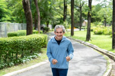 portre aktif Asyalı kıdemli adam parkta çalışıyor, yaşlılar için yaşam tarzı, aktivite, egzersiz